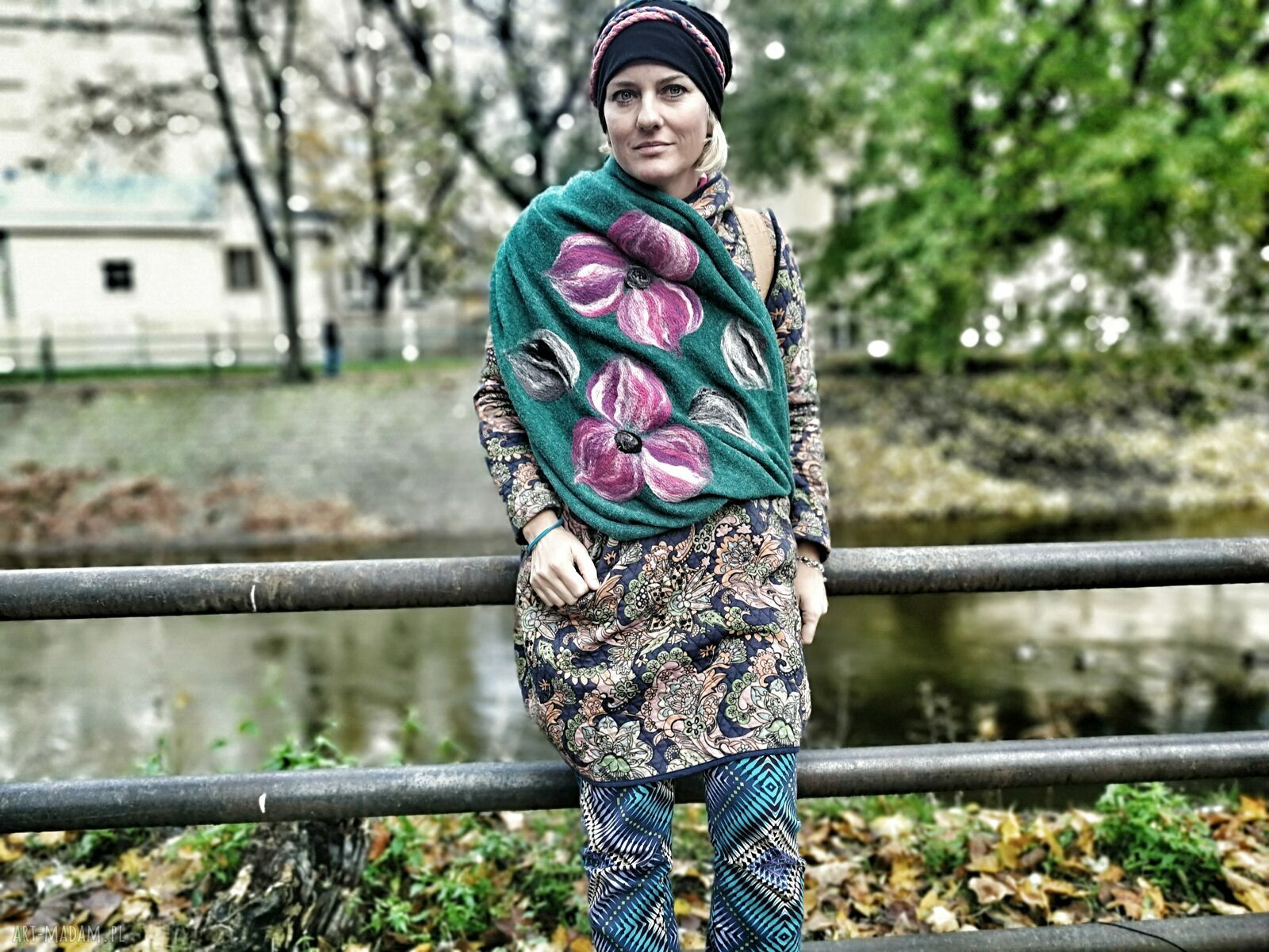 Ciepły komin boho z filcowanej wełny merino - turkus i kwiaty
