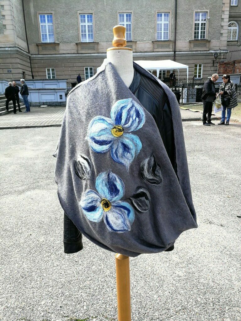 Komin boho etno z filcowanej wełny merino w kolorowe kwiaty