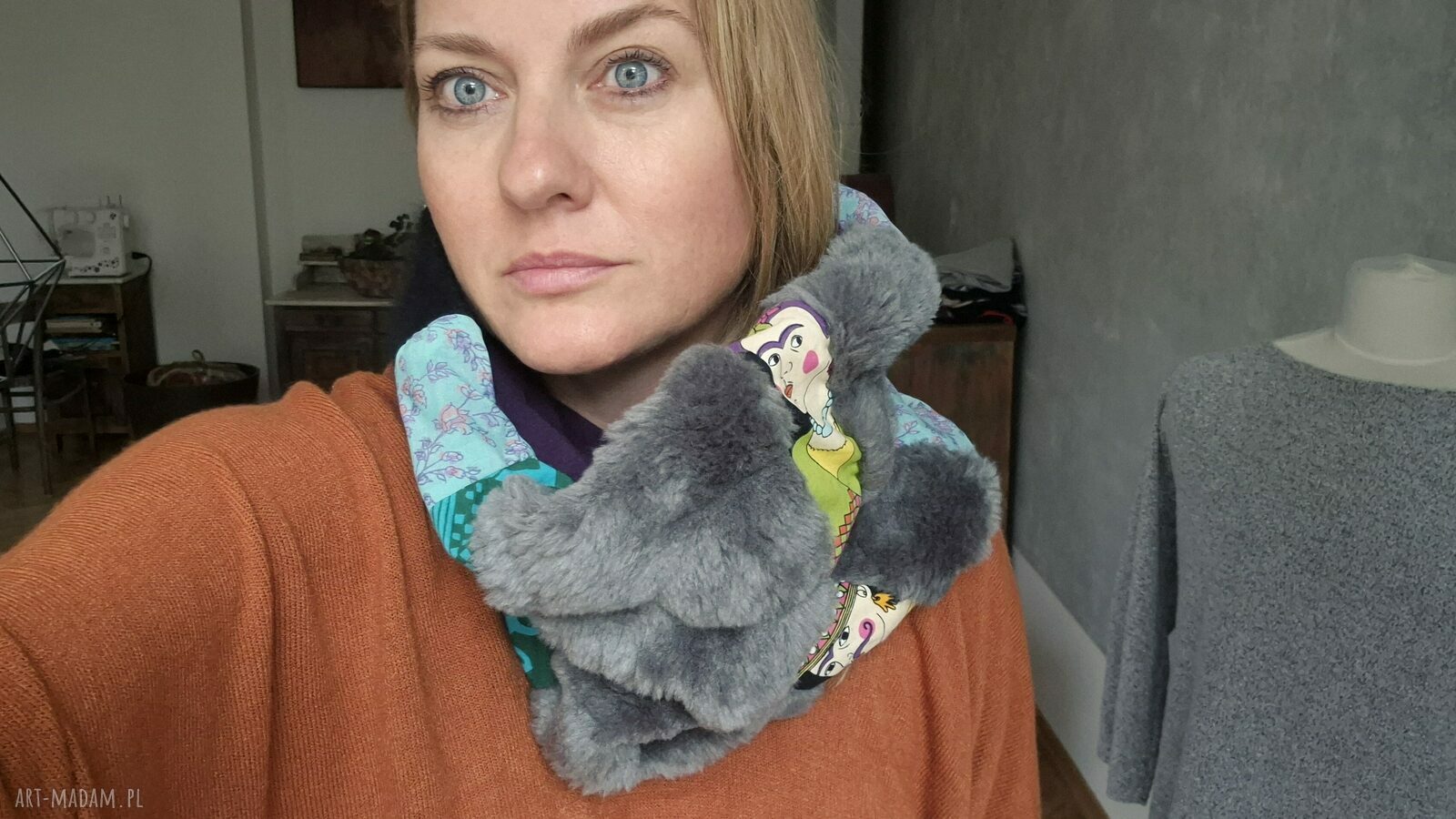 Komin damski miękki i kolorowy na podszewce - wkładany przez głowę
