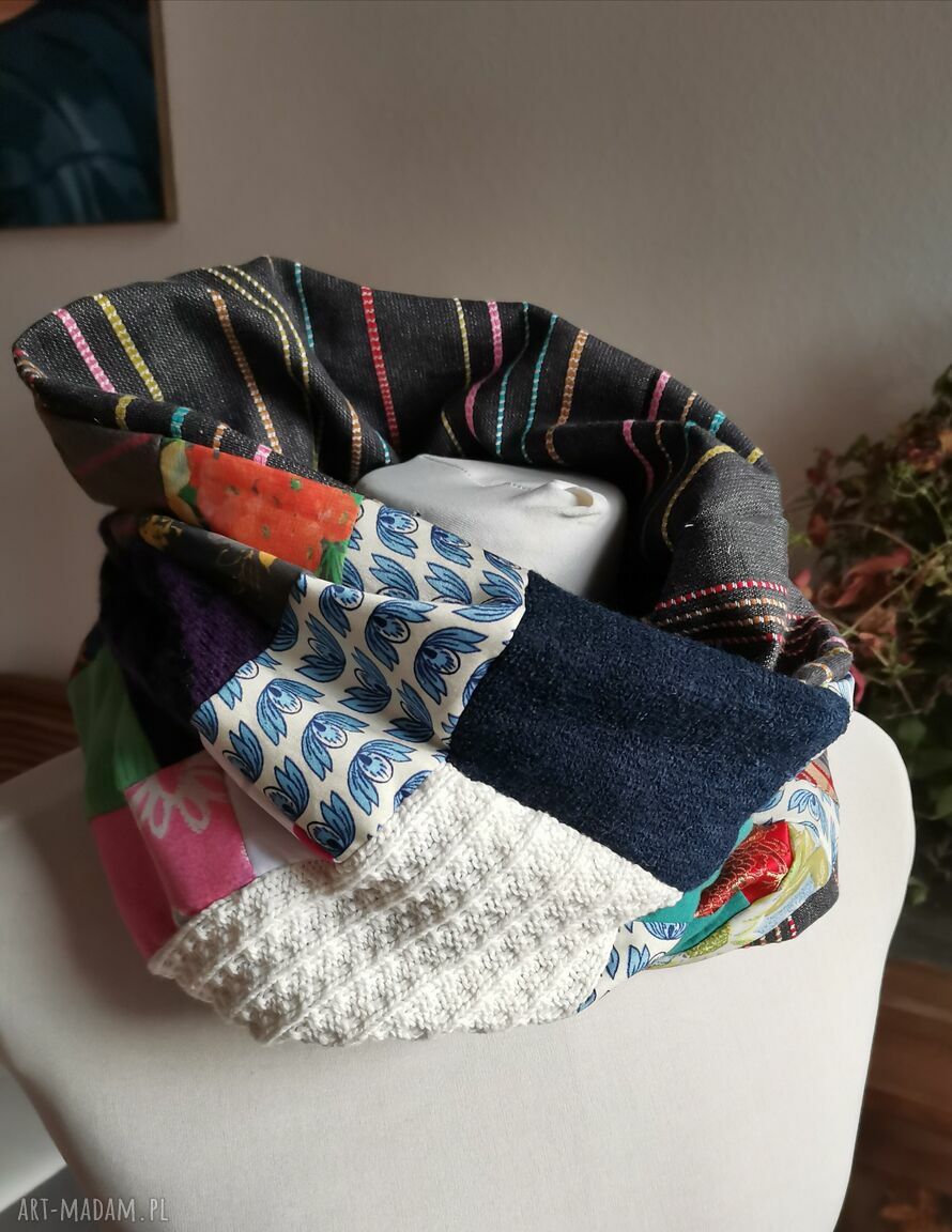 Komin patchworkowy miły i kolorowy uszyty według zasady zero waste