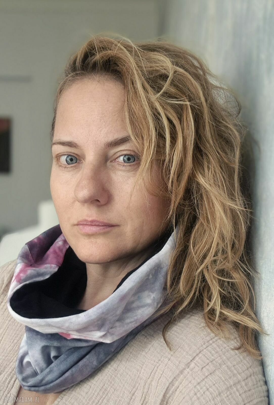 Ręcznie farbowany komin damski boho - składany przez głowę i noszony także na głowie