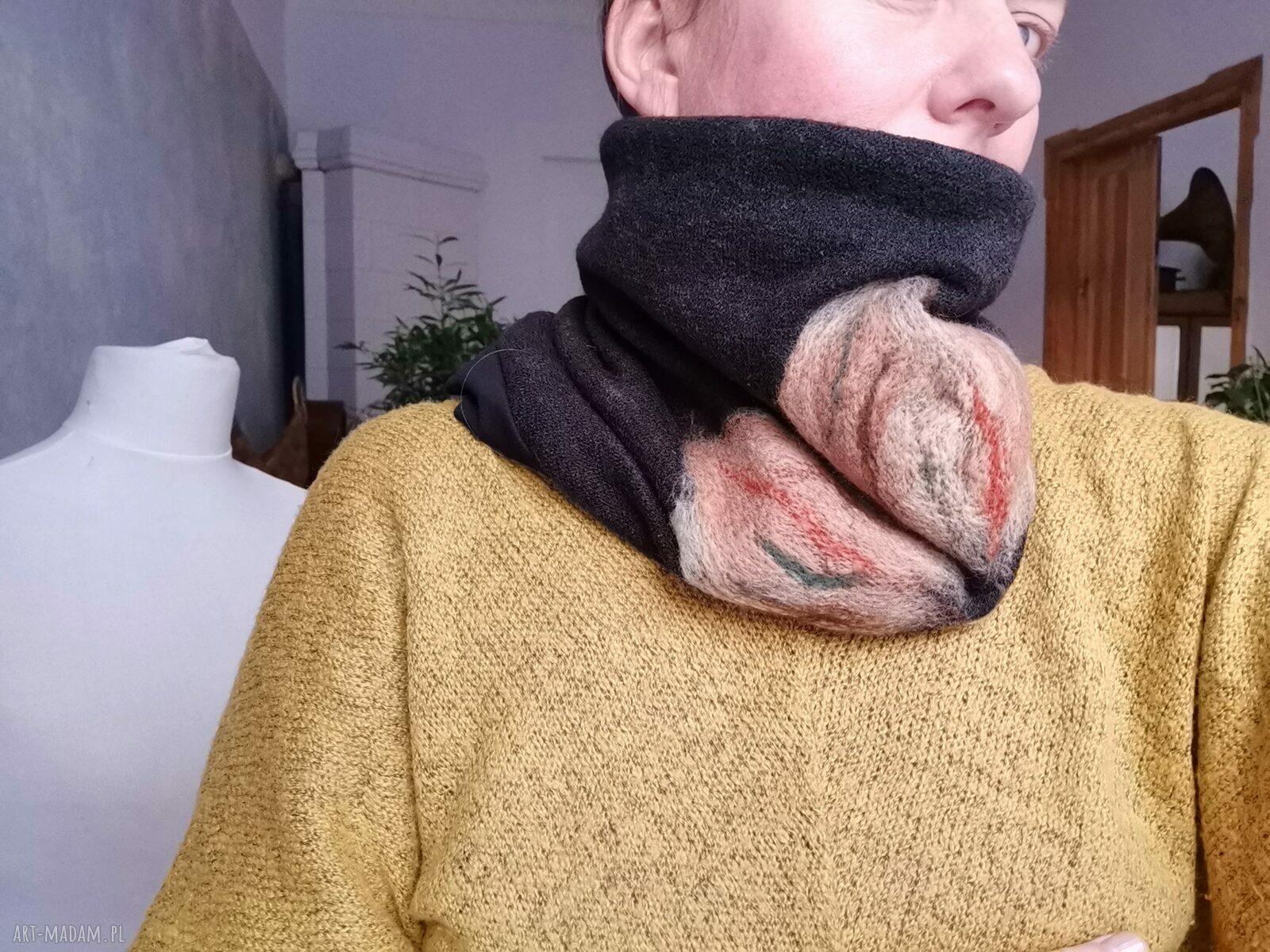 Czarny wełniany komin tuba boho z frędzlami - 33x48 cm na podszewce