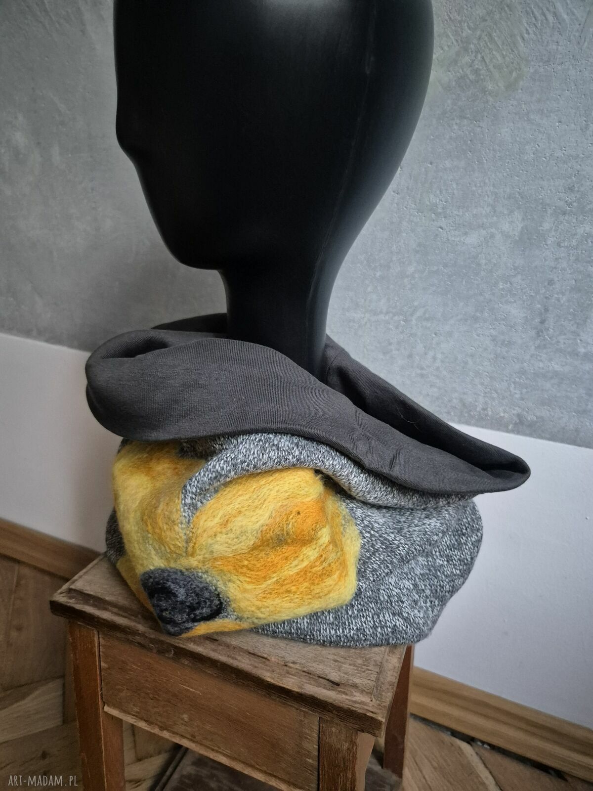 Szary komin tuba z filcowanej wełny - handmade z kwiatem