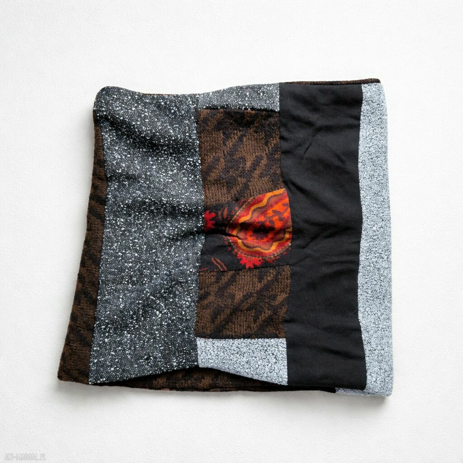 Kolorowy komin damski boho uszyty z różnych tkanin, wciągany przez głowę