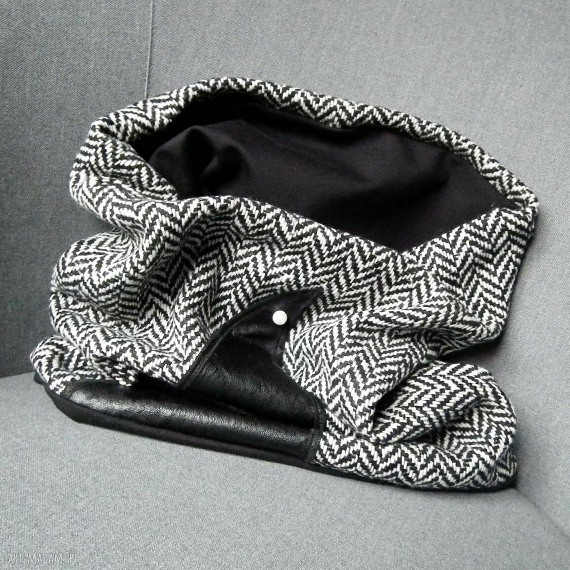 Komin w jodełkę ze skórą i perłą - wełniany szal handmade
