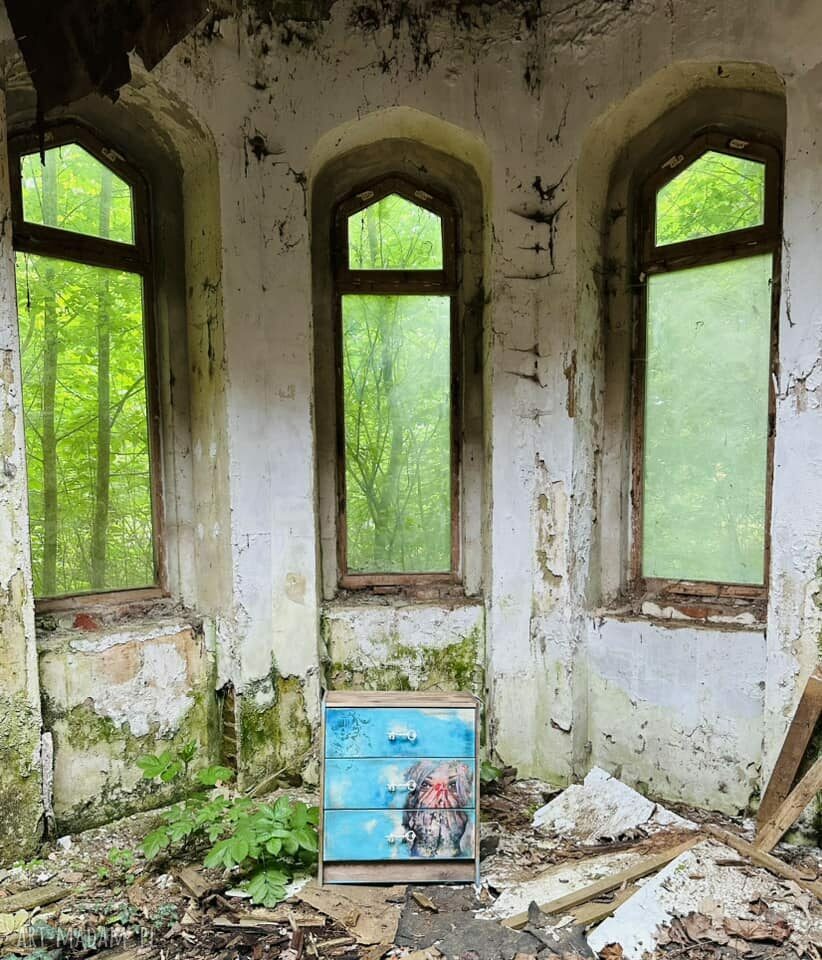 Komoda ręcznie malowana shabby chic z motywem twarzy i uchwytami w kształcie klucza
