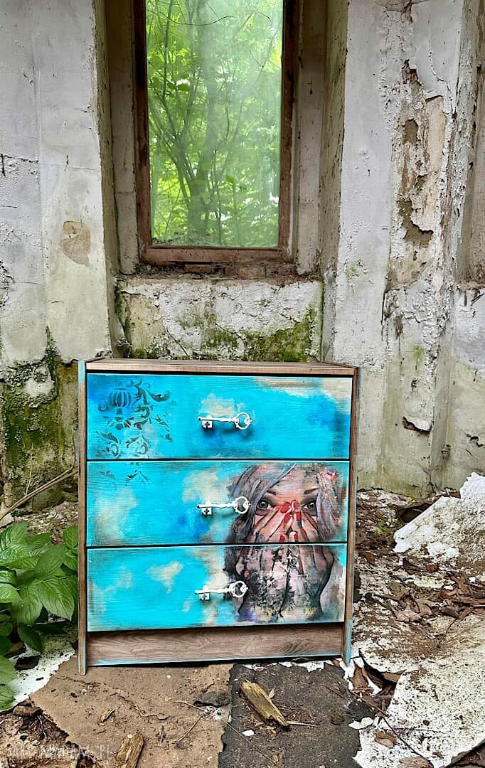 Komoda ręcznie malowana shabby chic z motywem twarzy i uchwytami w kształcie klucza