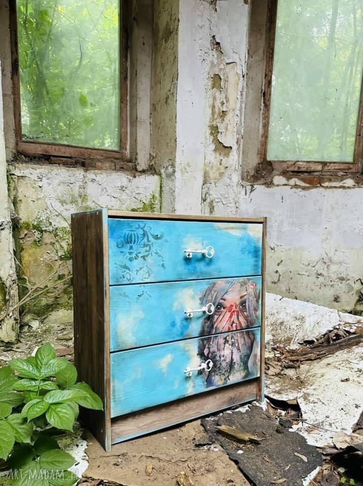 Komoda ręcznie malowana shabby chic z motywem twarzy i uchwytami w kształcie klucza