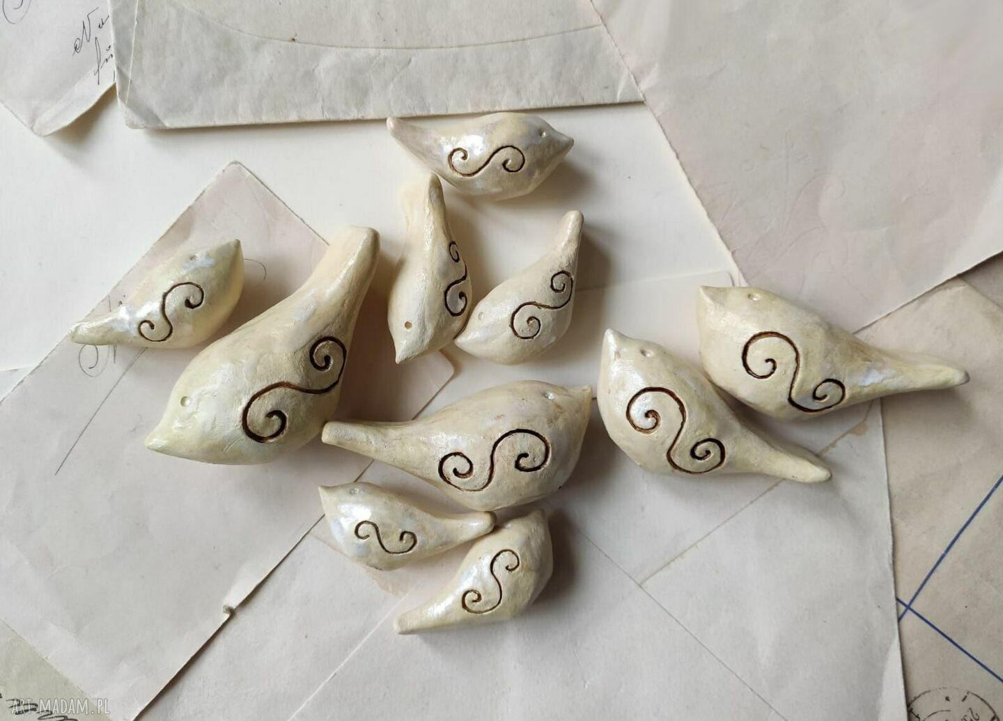 Komplet 10 jasnych ptaszków - ceramiczne dekoracje do wnętrza