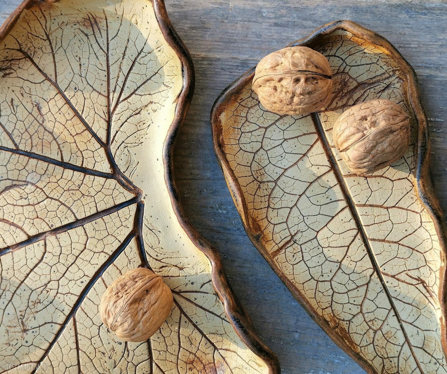 Komplet 2 ceramicznych pater kamionkowych w kształcie liścia (c121)
