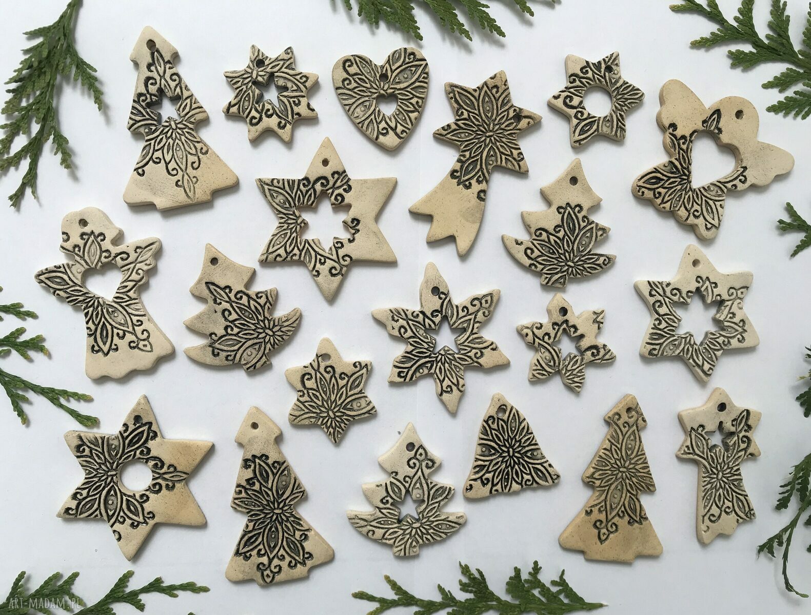 Komplet 20 ceramicznych zawieszek świątecznych