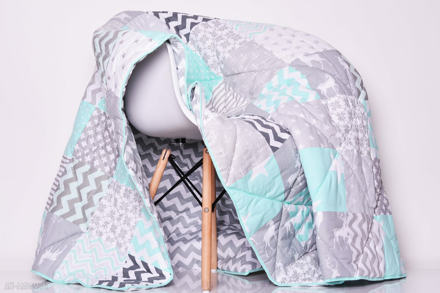 Komplet ART: Narzuta PATCHWORK szaro-miętowa 155x210 cm + 2 poszewki 55x35 cm (zapinane na zamek)