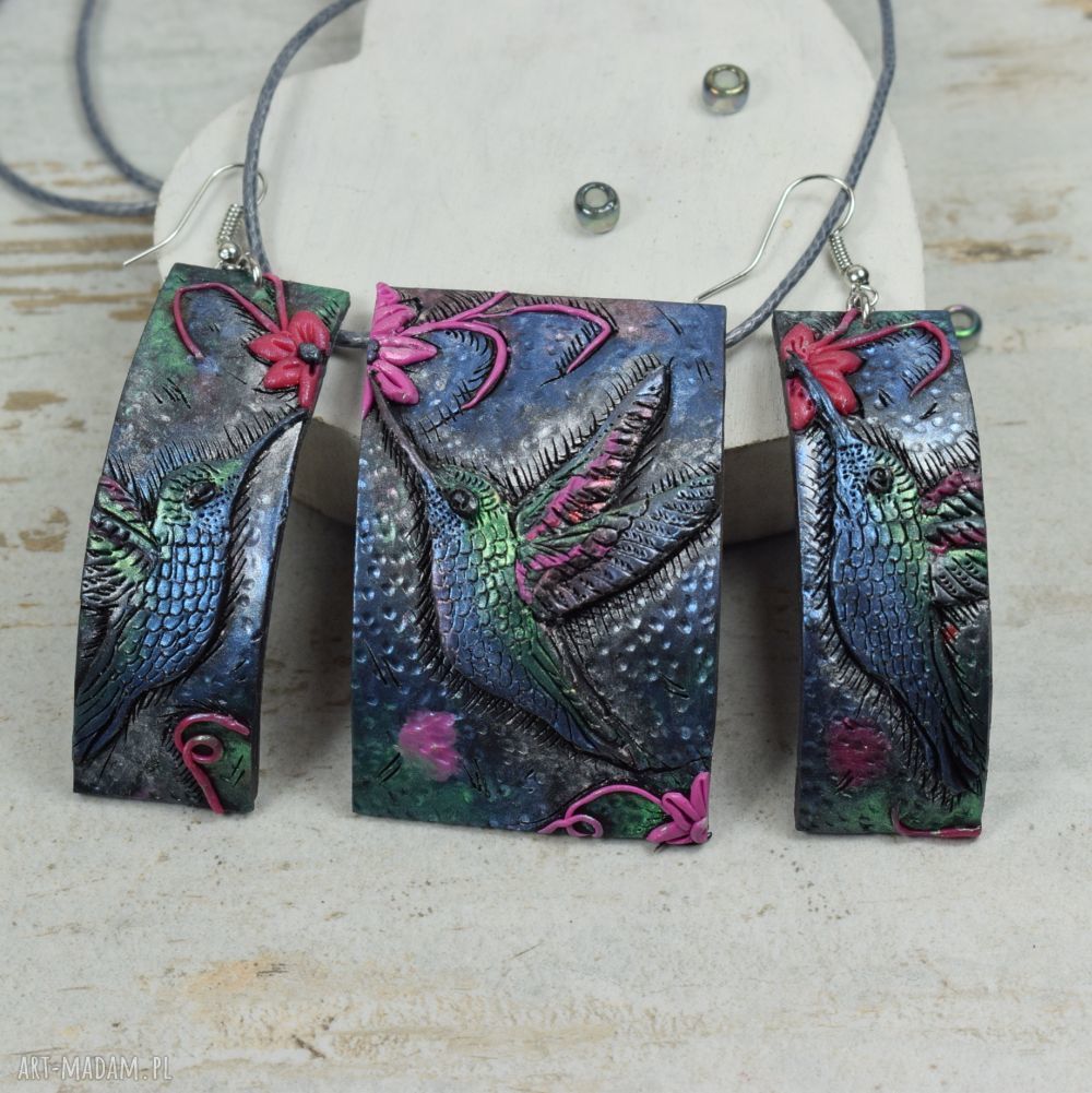 Komplet biżuterii koliber długie kolczyki zawieszka kolorowa