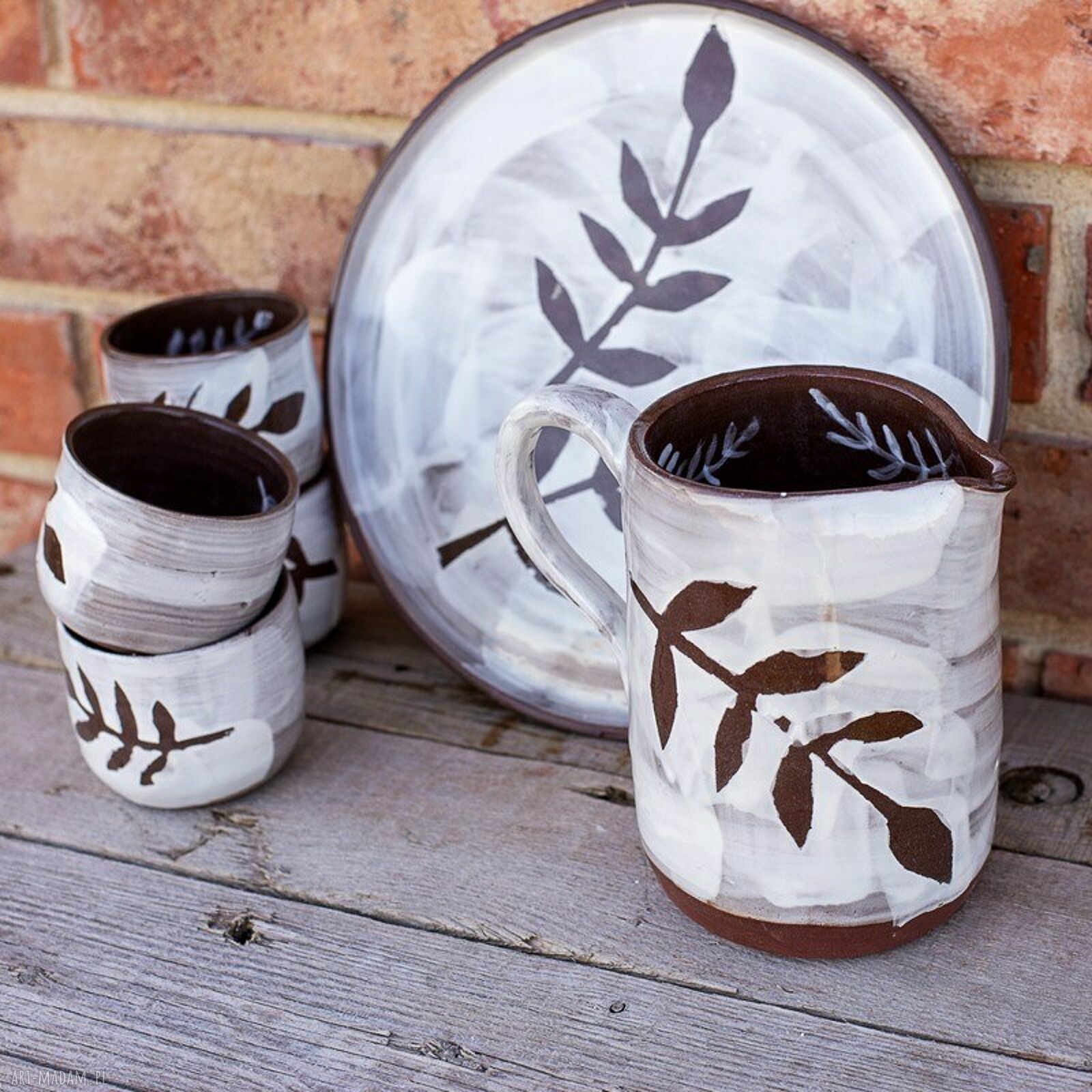 Rustykalny komplet ceramiczny z dzbankiem na napoje, tacą i czarkami
