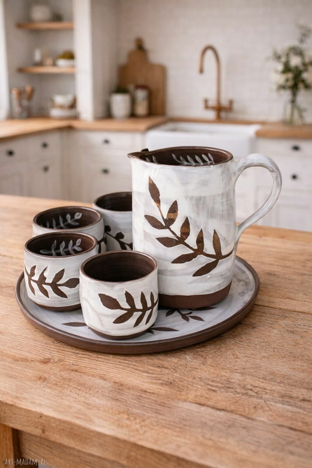 Rustykalny komplet ceramiczny z dzbankiem na napoje, tacą i czarkami