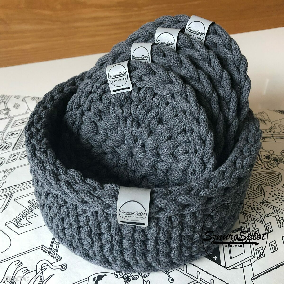 Komplet czterech podkładek z koszyczkiem ze sznurka 14 cm - 18,5 cm