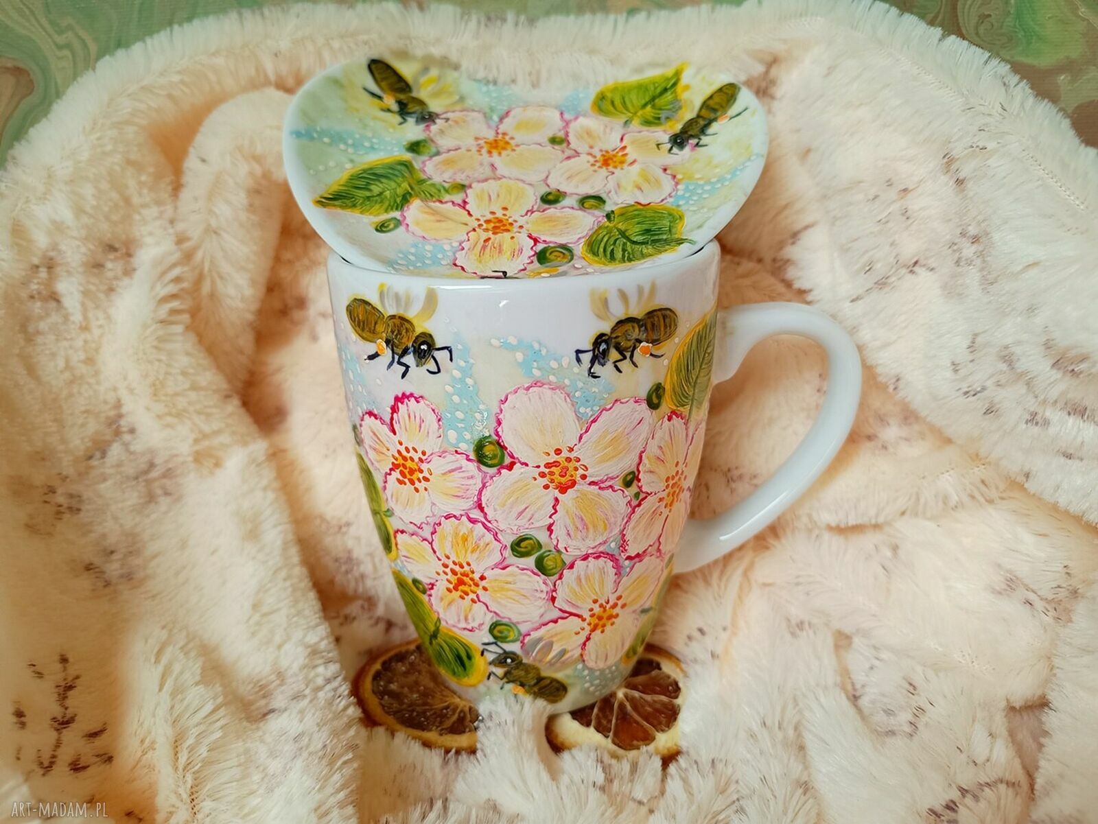 Komplet ceramiczny dla miłośników pszczół - kubek 360 ml i talerzyk w kształcie serca, ręcznie malowane