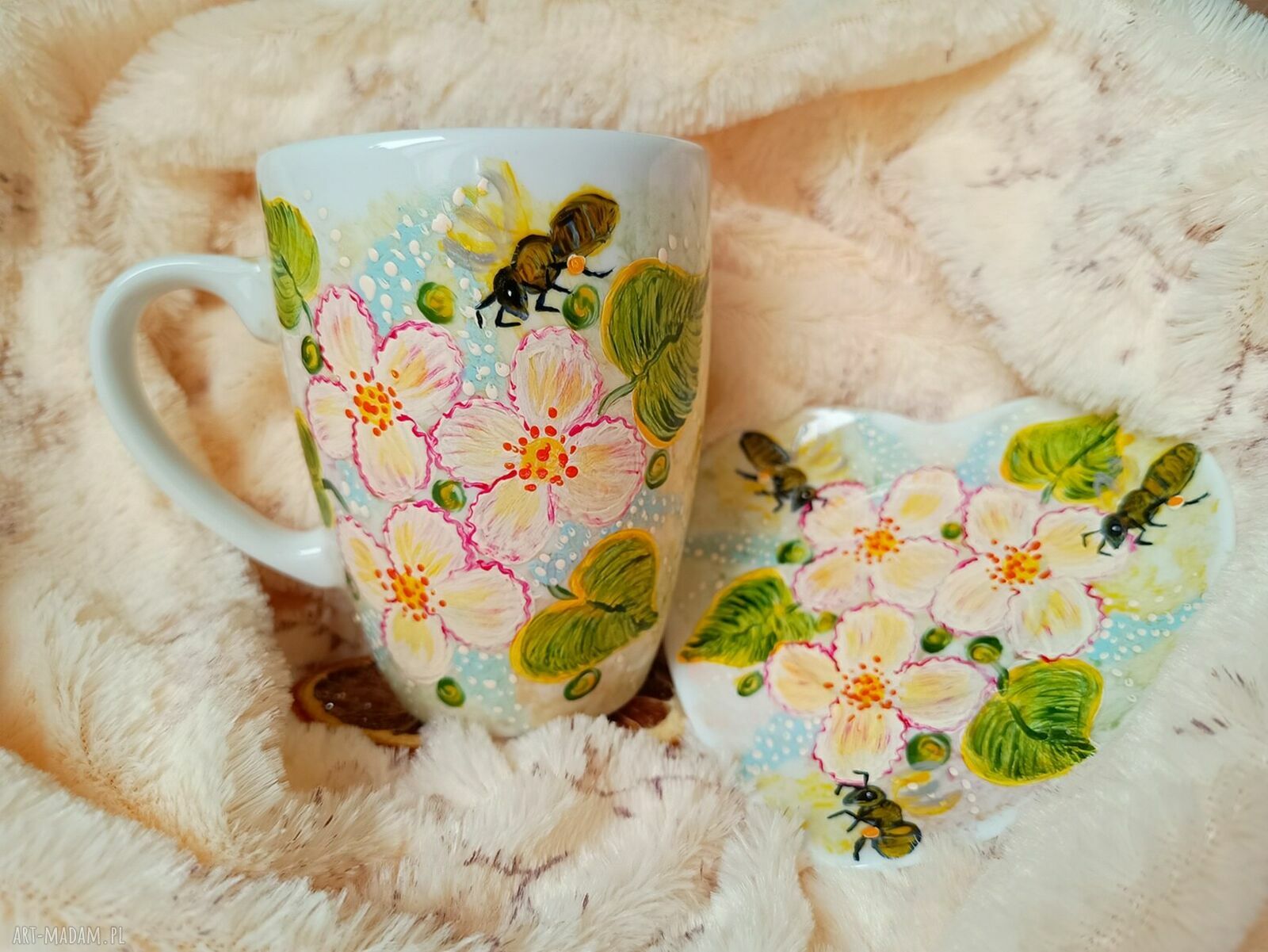 Komplet ceramiczny dla miłośników pszczół - kubek 360 ml i talerzyk w kształcie serca, ręcznie malowane