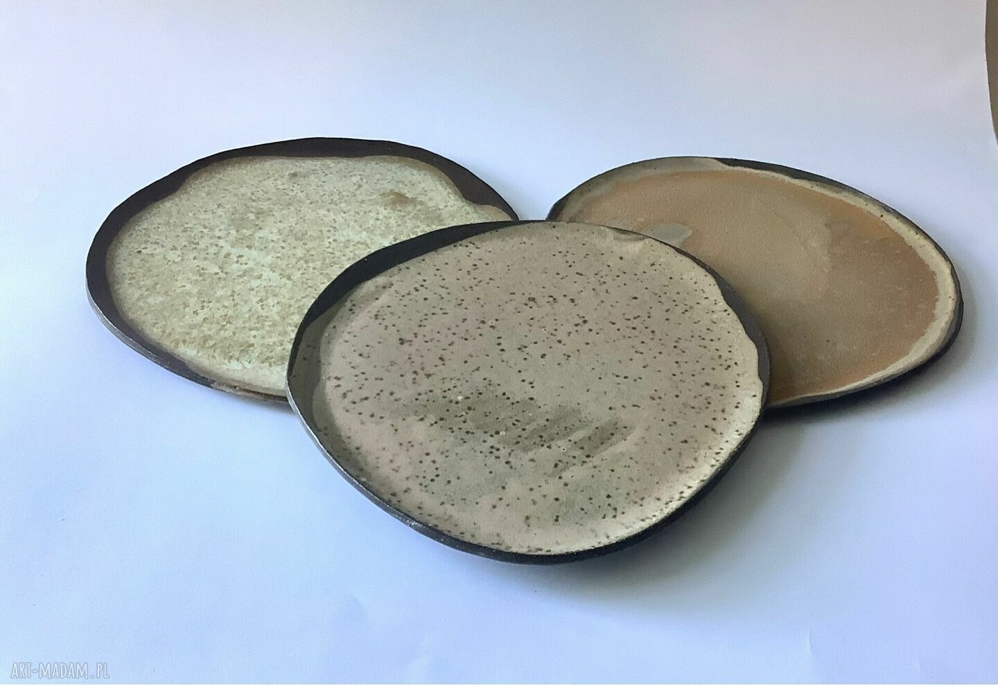 Komplet 3 dużych talerzy ręcznie robionych - beżowa ceramika 24 cm
