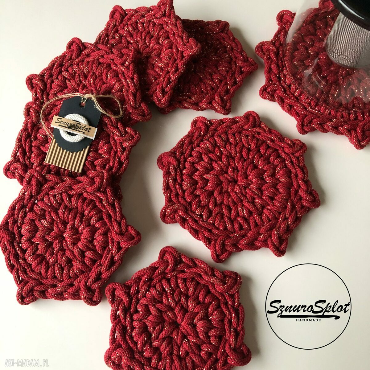 Ręcznie szydełkowany komplet ośmiu podkładek ze sznurka bawełnianego ze złotym akcentem
