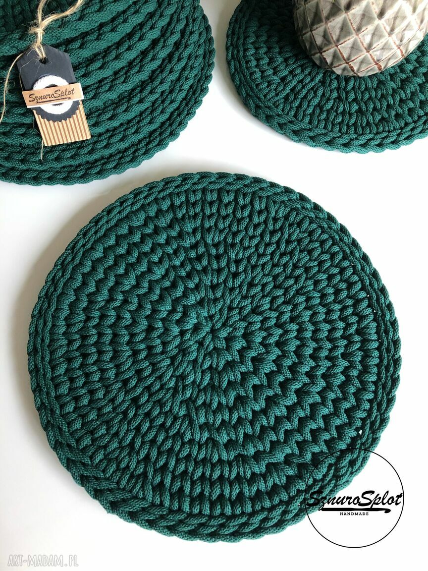 Komplet ośmiu szydełkowych podkładek ze sznurka bawełnianego (32 cm)