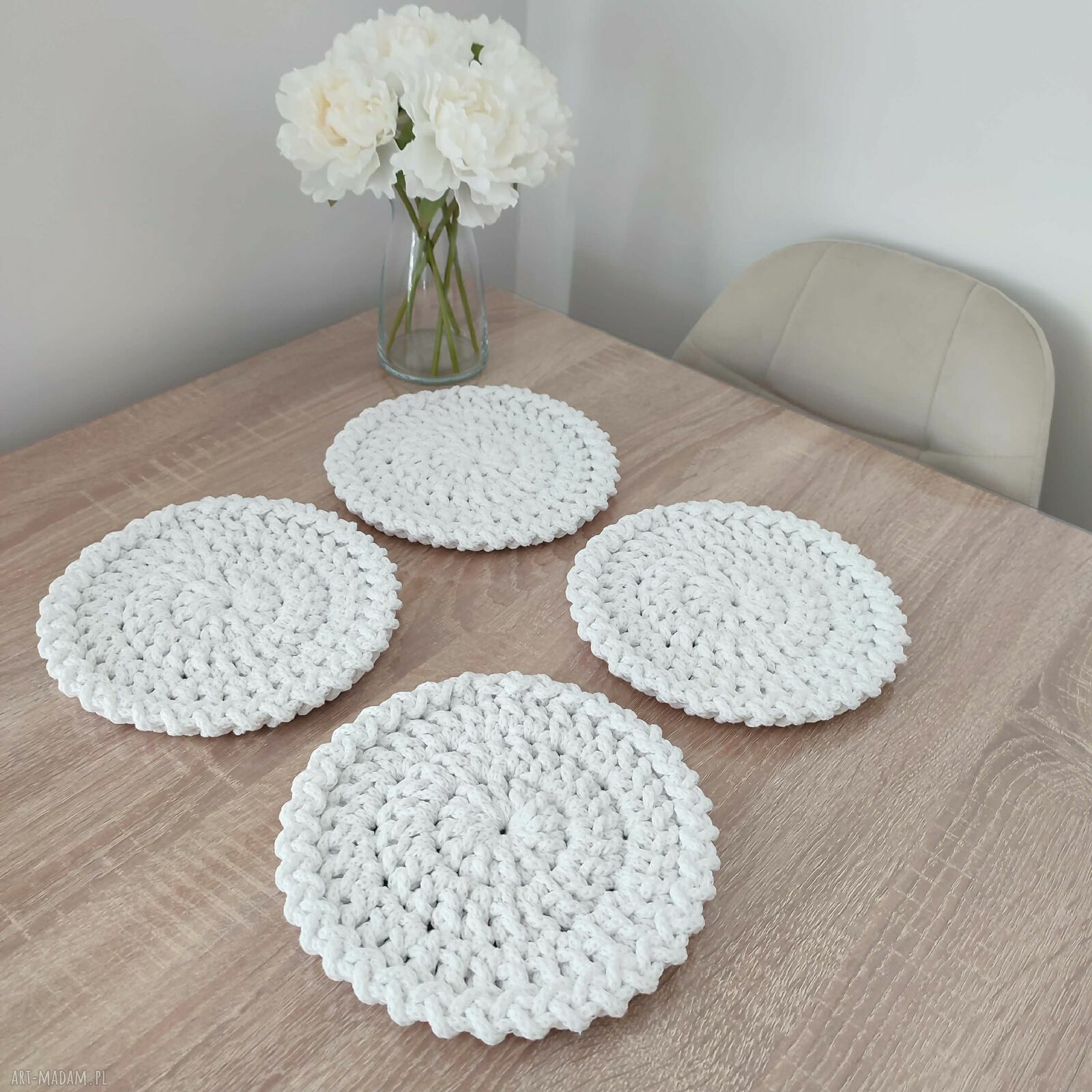 Komplet podkładek szydełkowych pod kubki 4 sztuki, średnica 20 cm