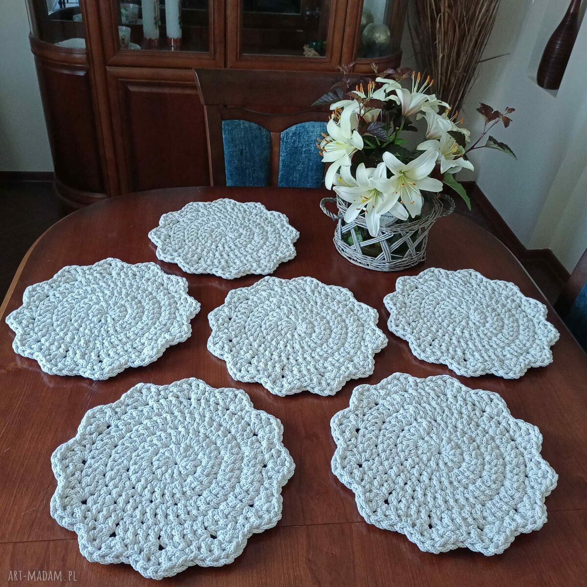 Komplet podkładek ze sznurka 6 szt. o średnicy 30 cm szydełkowe boho