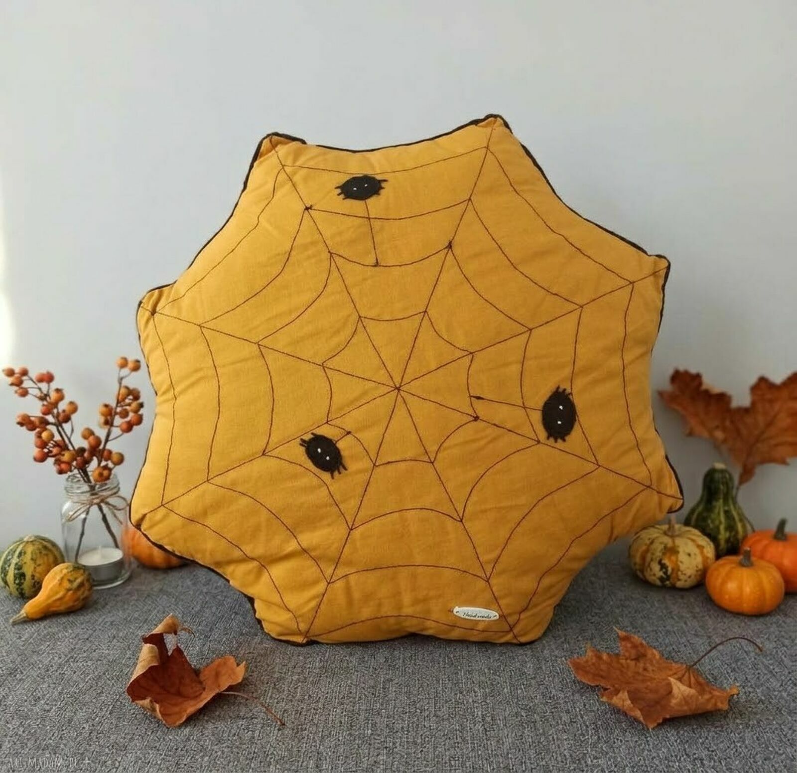 Miodowy komplet poduszek pajęczyna na Halloween