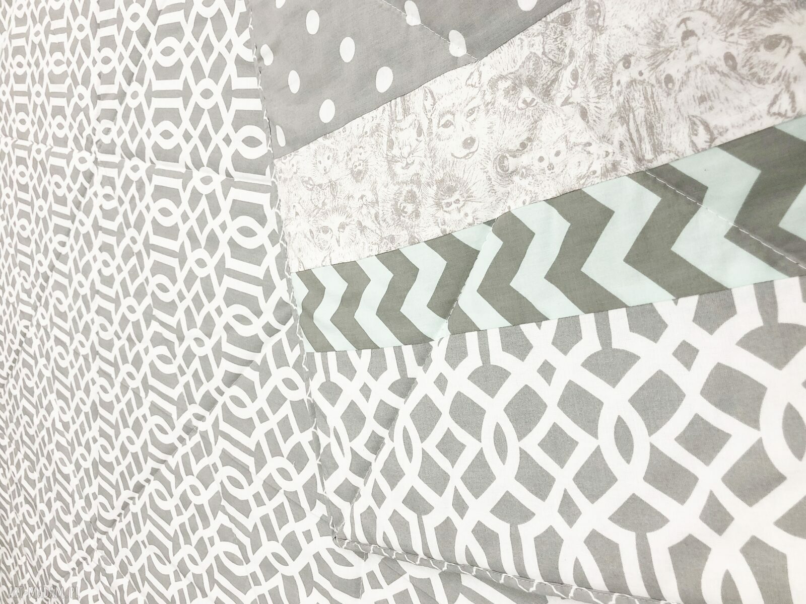 Komplet S&S: szara narzuta patchworkowa 160x210 cm i 4 poduszki