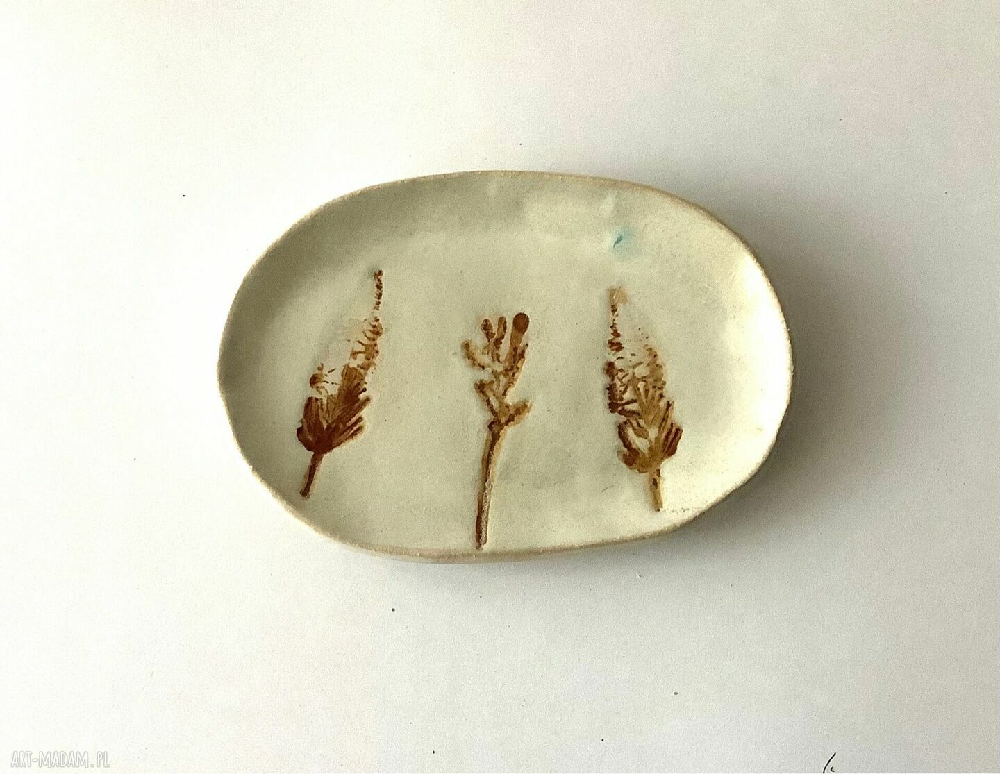 Komplet spodeczków i talerzyków ceramicznych ze złotem