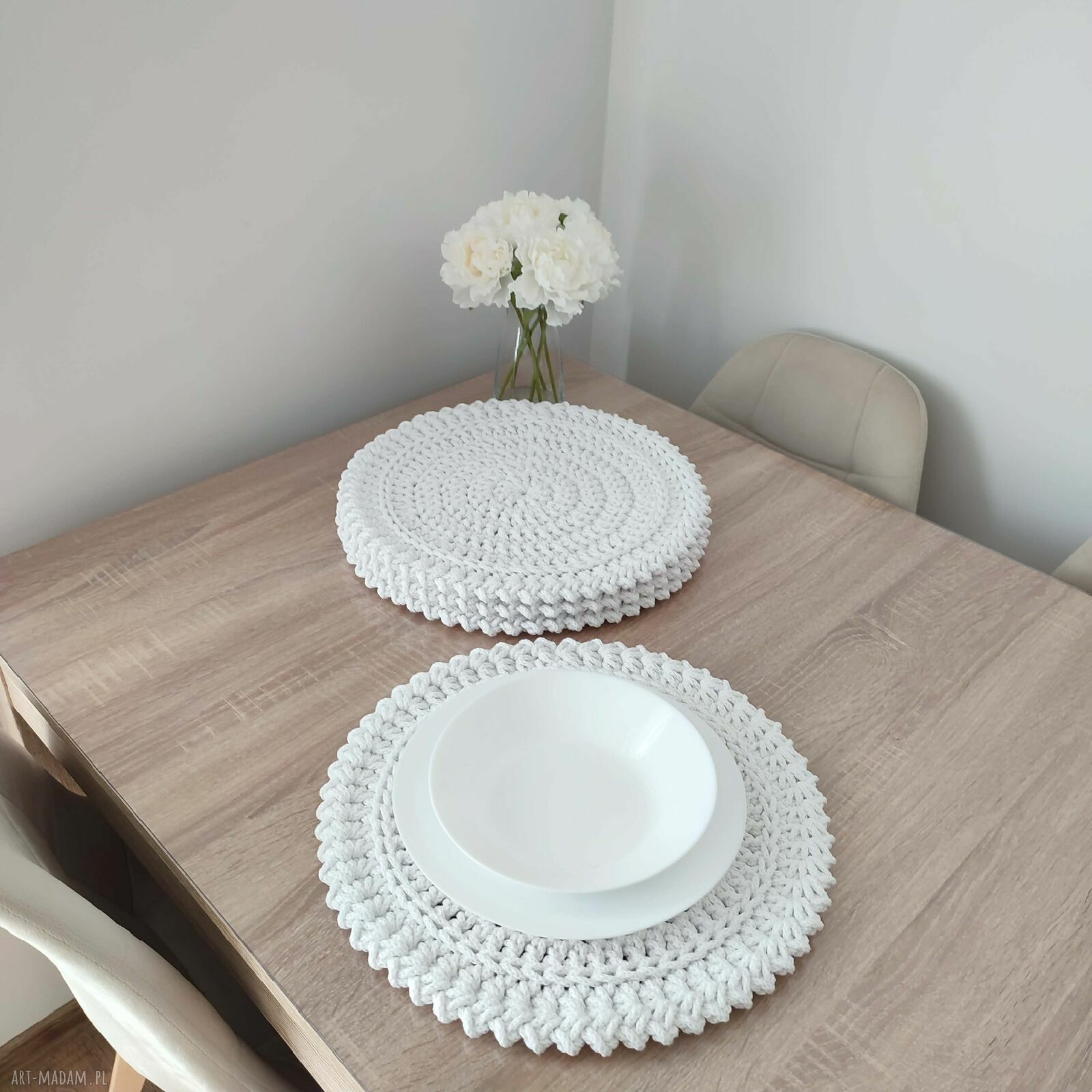 Ręcznie szydełkowane podkładki pod talerze - komplet 4 szt. o średnicy 38 cm