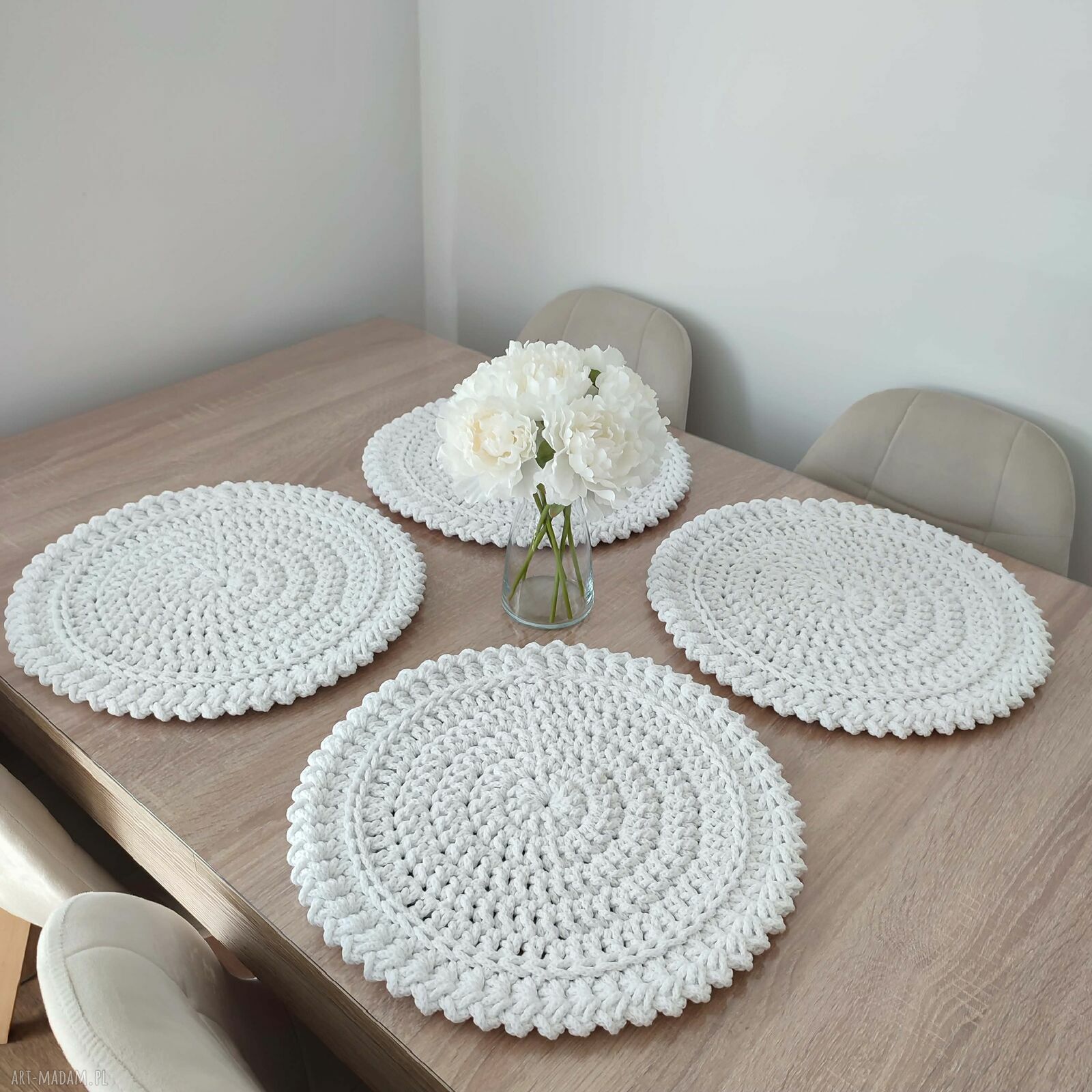 Ręcznie szydełkowane podkładki pod talerze - komplet 4 szt. o średnicy 38 cm