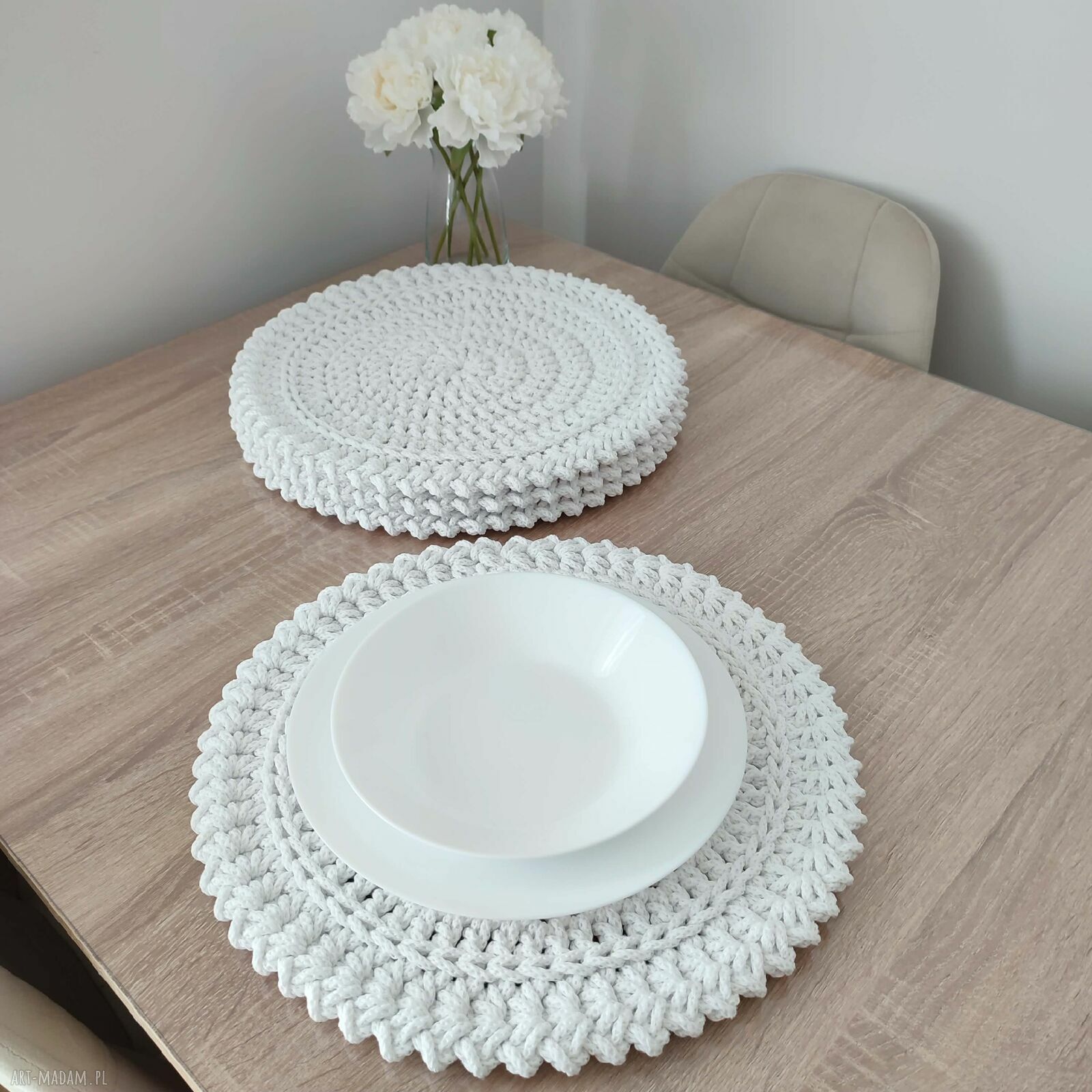 Ręcznie szydełkowane podkładki pod talerze - komplet 4 szt. o średnicy 38 cm