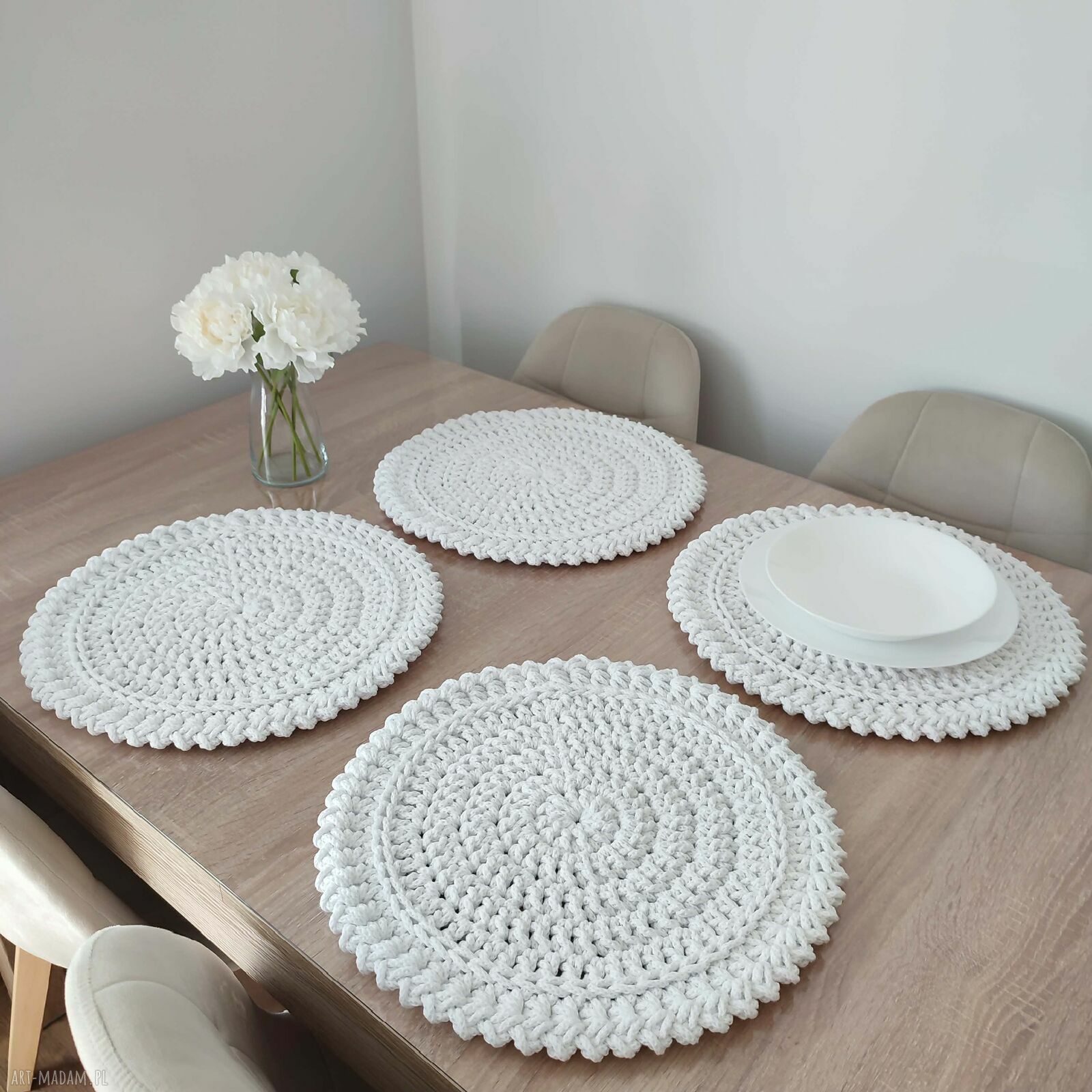 Ręcznie szydełkowane podkładki pod talerze - komplet 4 szt. o średnicy 38 cm