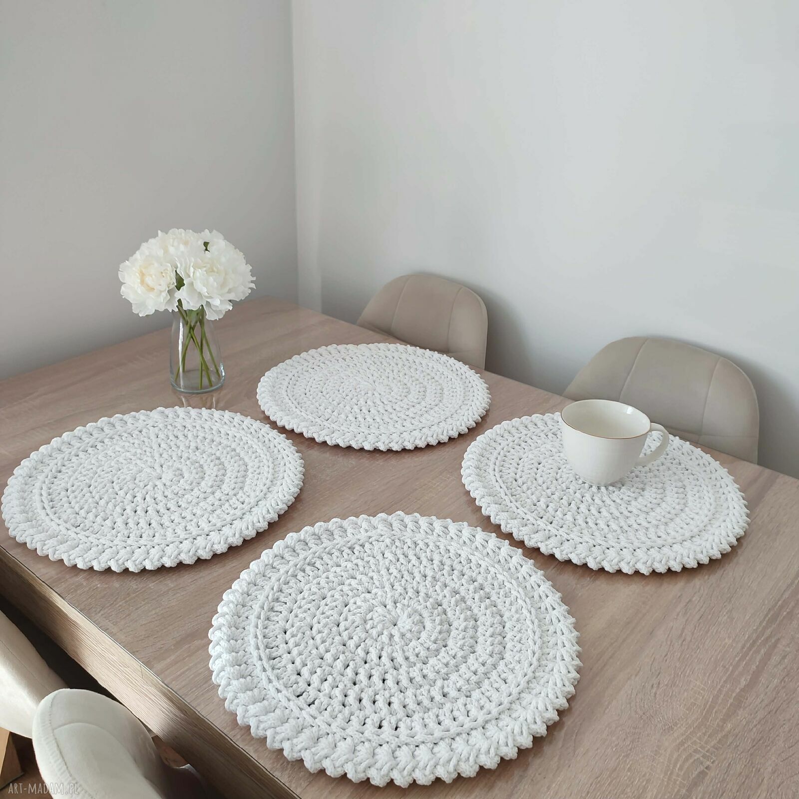 Ręcznie szydełkowane podkładki pod talerze - komplet 4 szt. o średnicy 38 cm