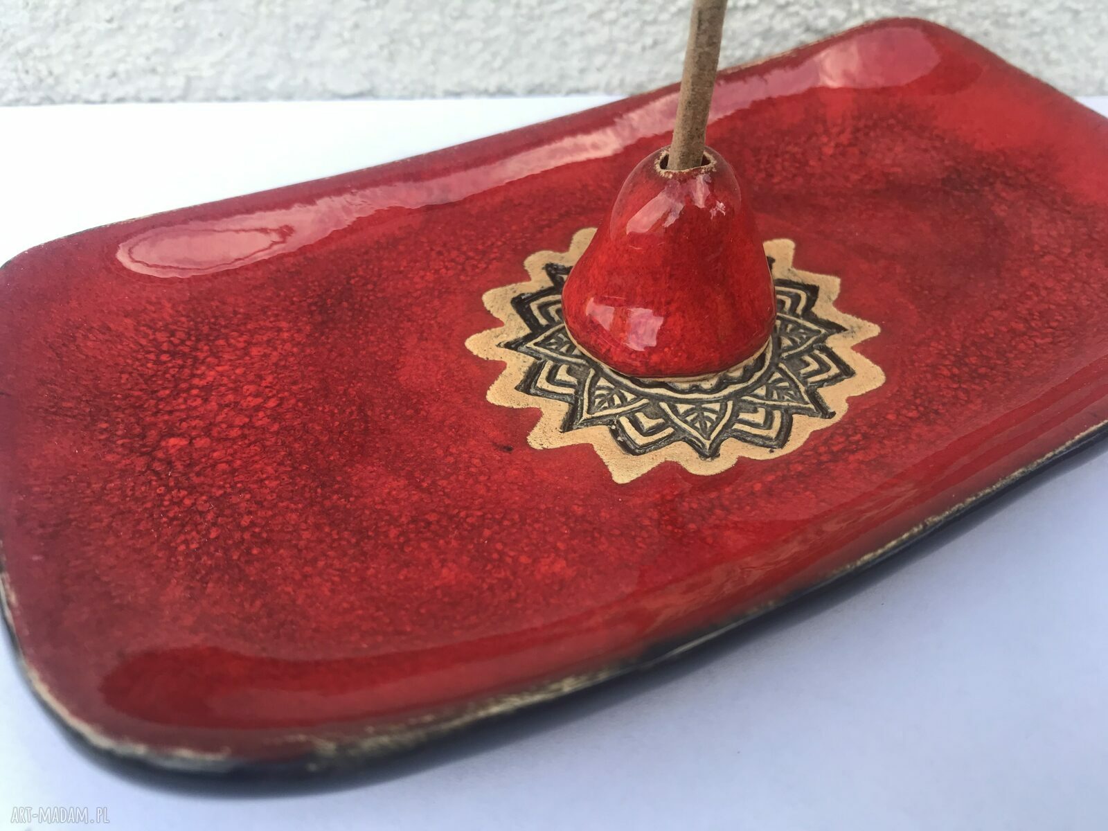Czerwony ceramiczny talerzyk i stożek na kadzidełko