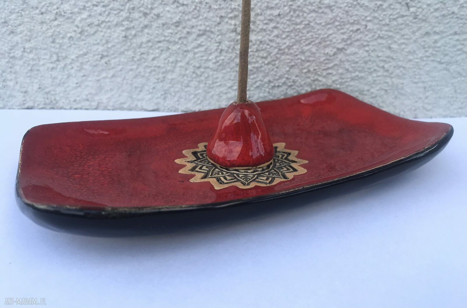Czerwony ceramiczny talerzyk i stożek na kadzidełko