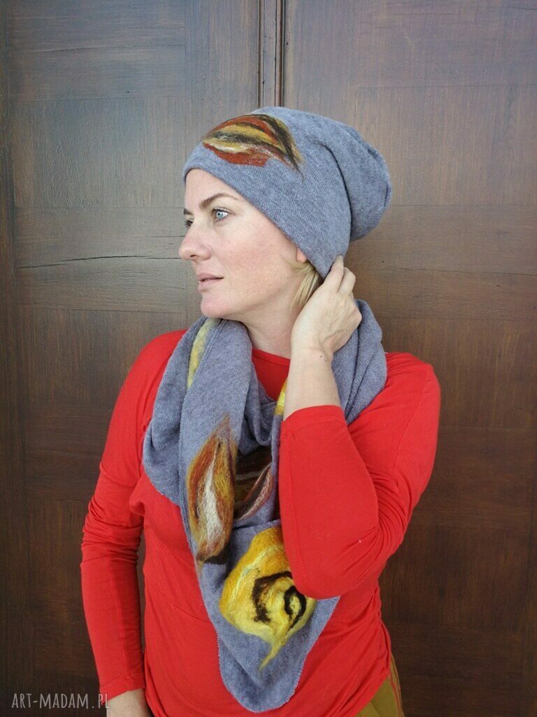 Komplet wełniany szary handmade - czapka i chusta z merynosów w kwiaty