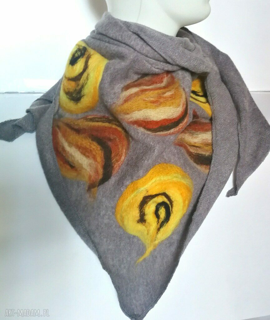 Komplet wełniany szary handmade - czapka i chusta z merynosów w kwiaty