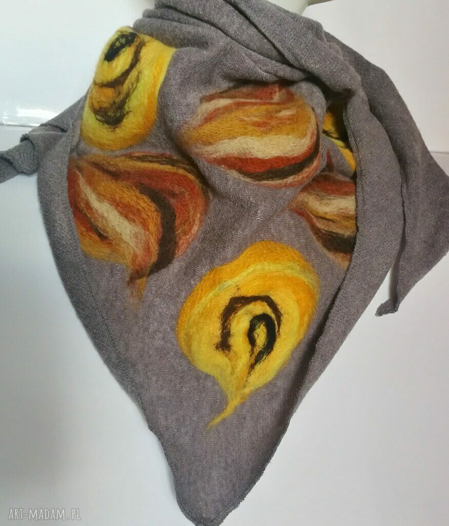 Komplet wełniany szary handmade - czapka i chusta z merynosów w kwiaty