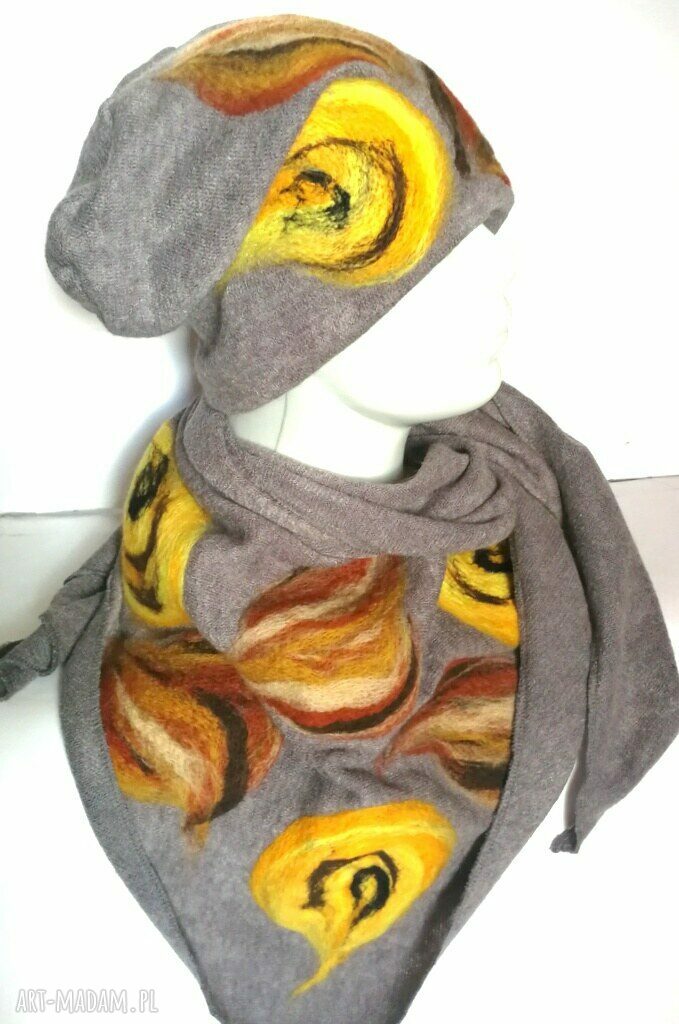 Komplet wełniany szary handmade - czapka i chusta z merynosów w kwiaty