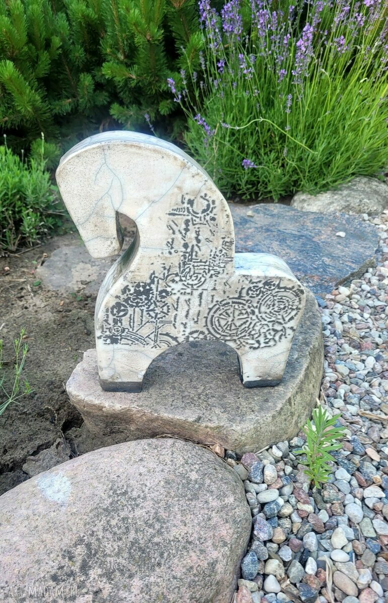 Koń ex machina - ręcznie wykonana rzeźba ceramiczna raku