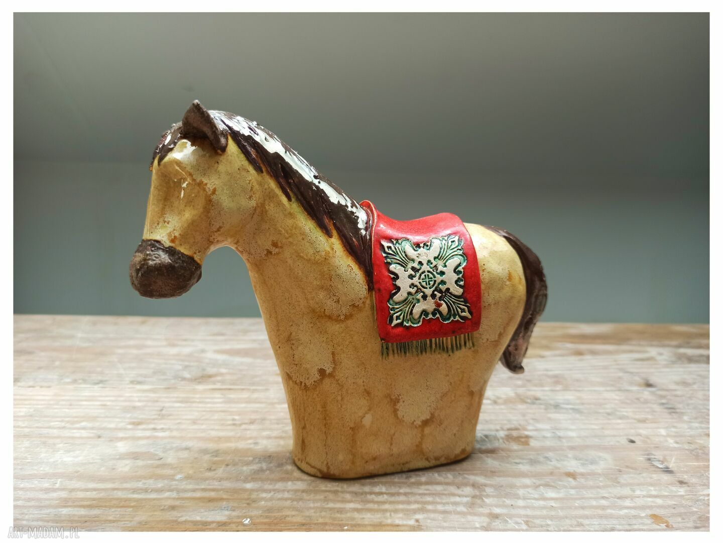 Konik ceramiczny w kolorze piaskowym - ciepła dekoracja z rękodzieła