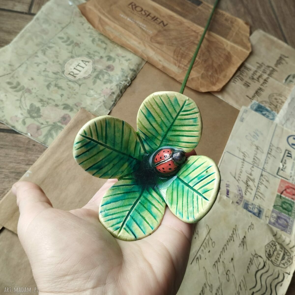 Koniczyna z biedronką - ceramiczna dekoracja na szczęście, handmade