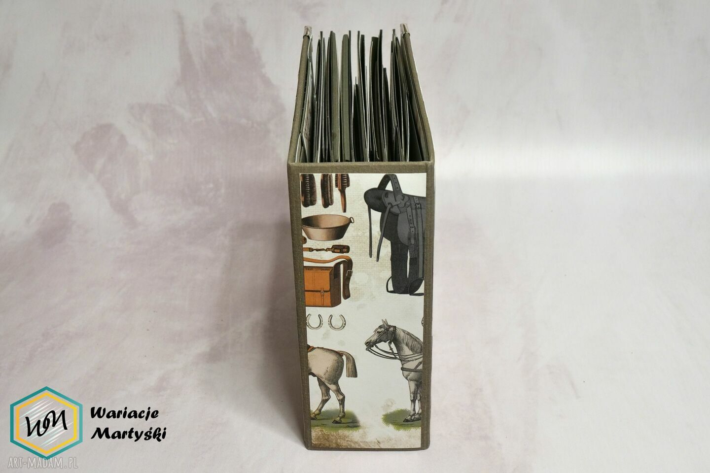 Album scrapbooking z motywem koni - pamiątka na zdjęcia i wspomnienia