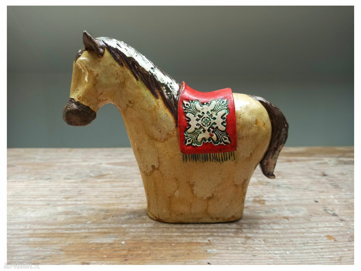 Konik ceramiczny w kolorze piaskowym - ciepła dekoracja z rękodzieła