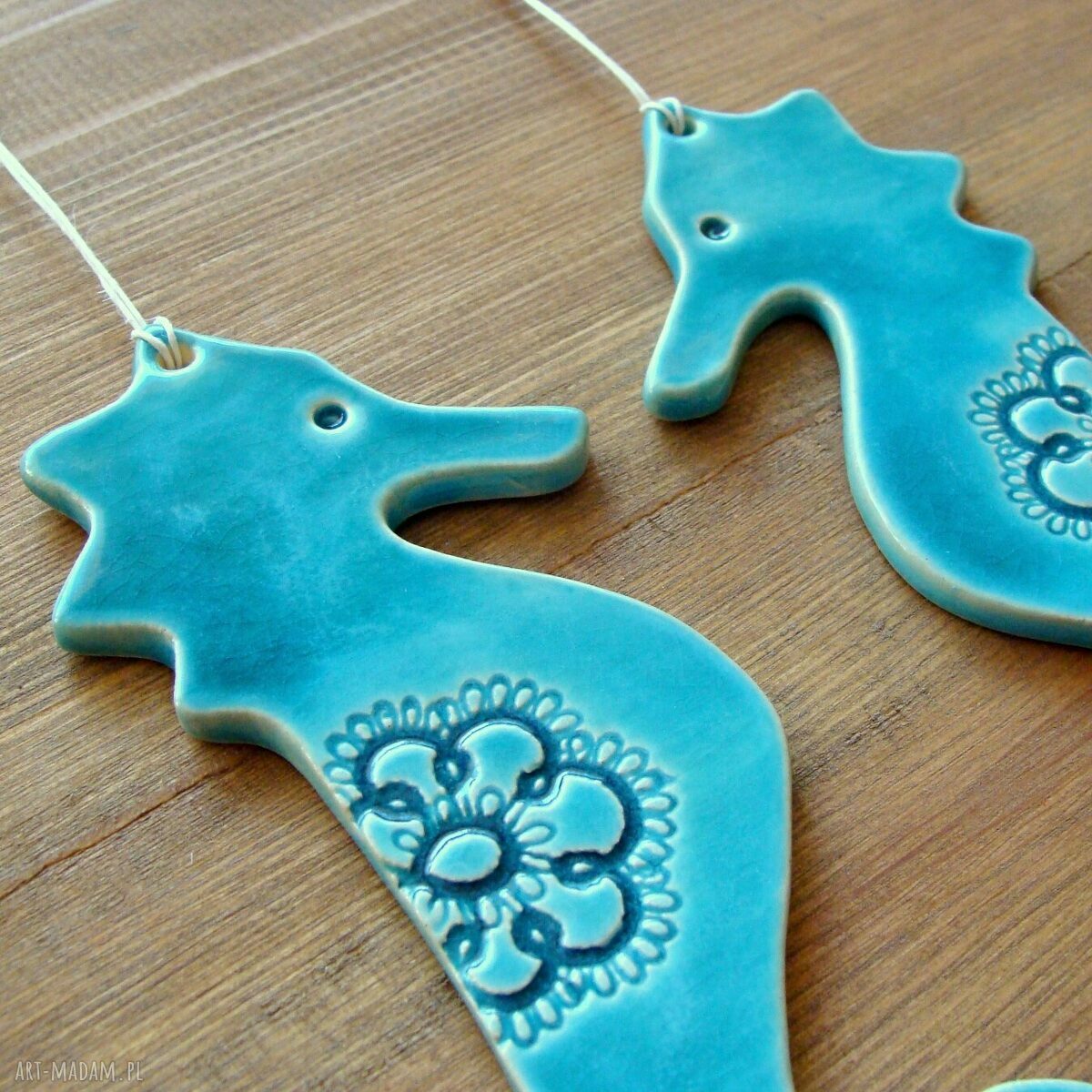 Turkusowe koniki morskie - łazienkowe zawieszki ceramiczne handmade