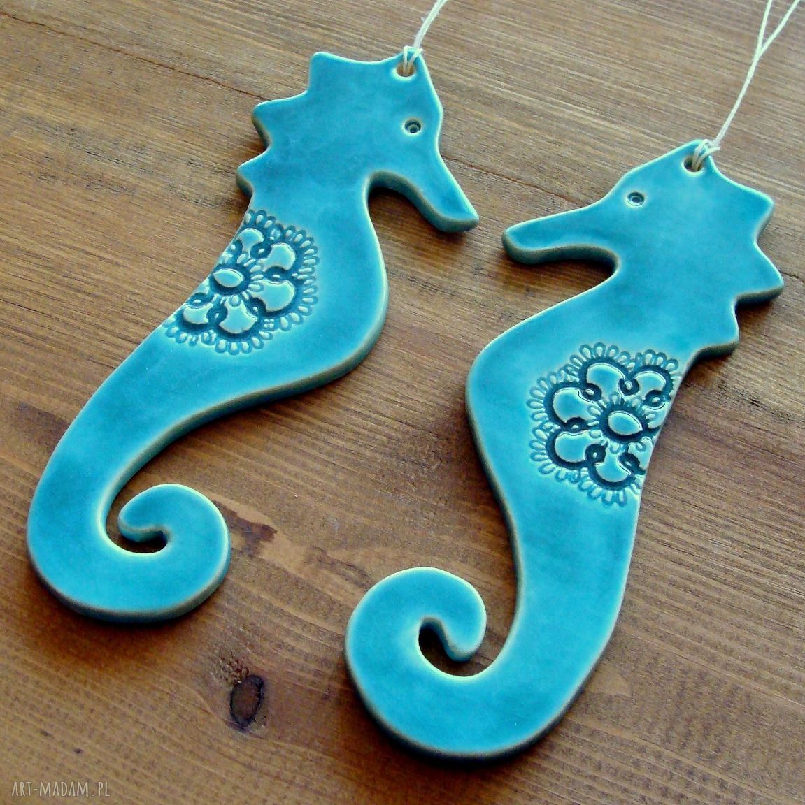 Turkusowe koniki morskie - łazienkowe zawieszki ceramiczne handmade