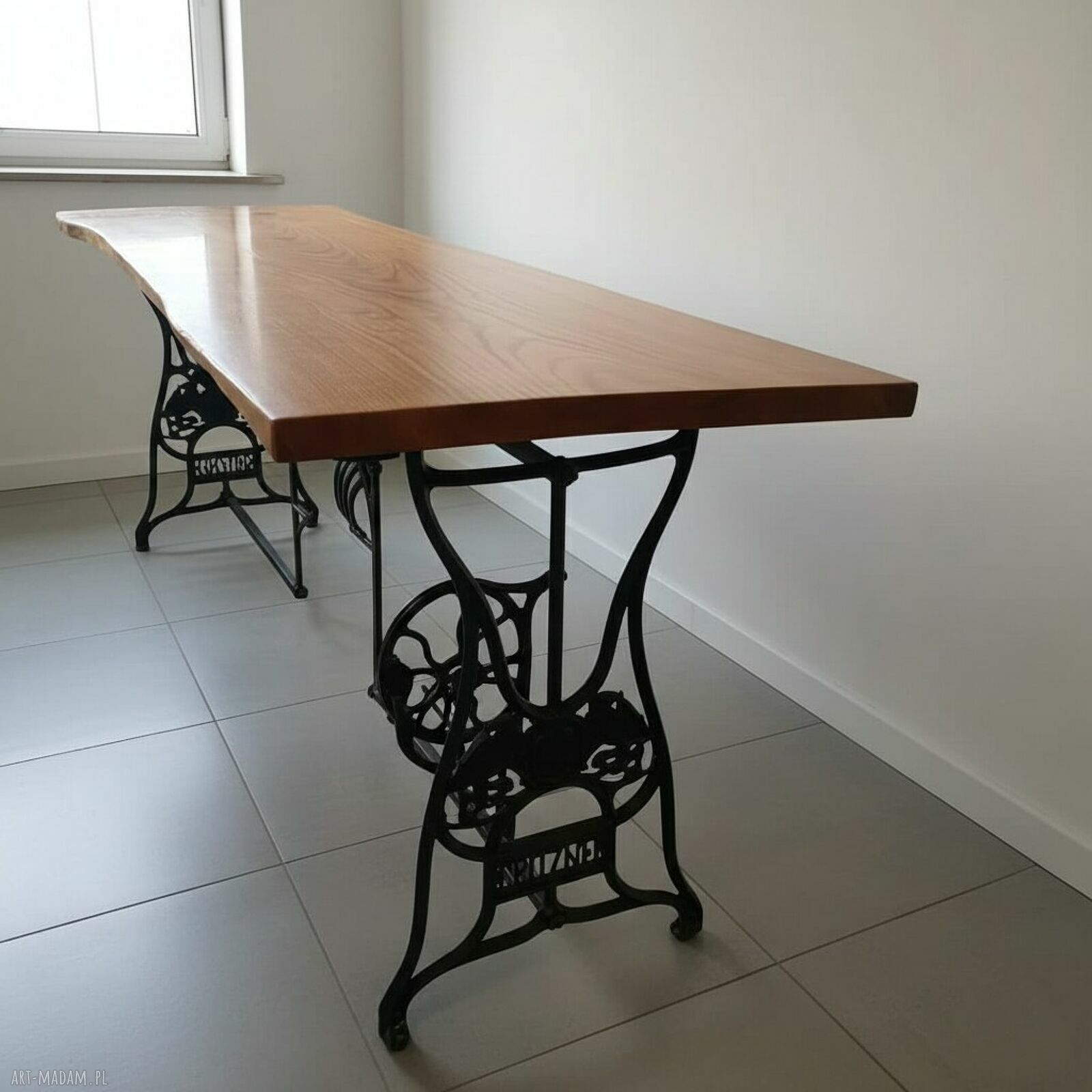 Konsole, biurka i stoły na maszynach - industrialny loft