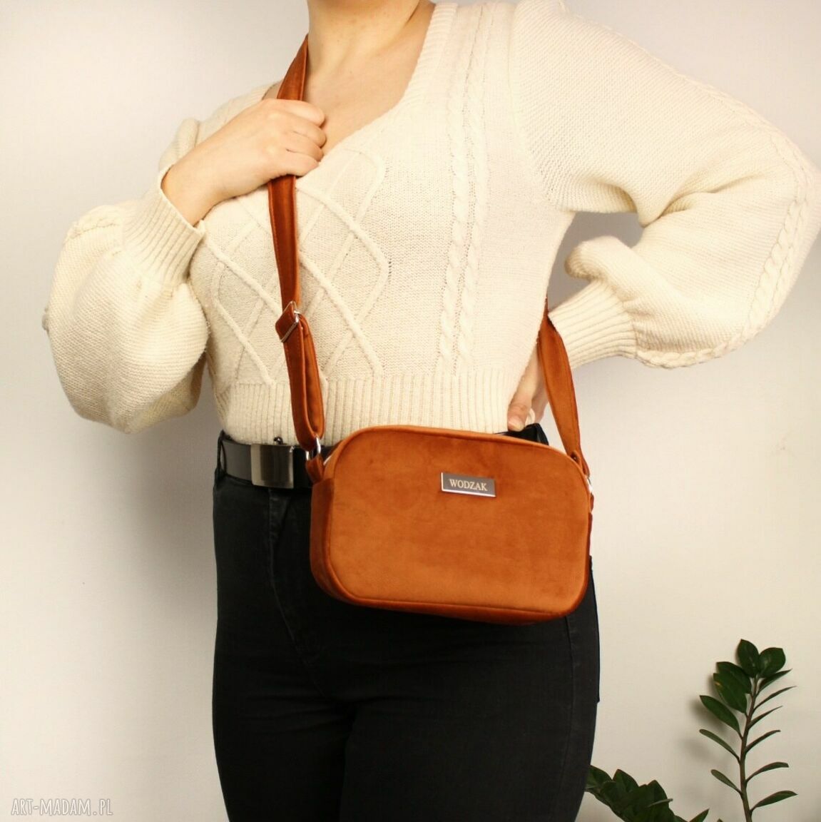 na ramię: Torebka listonoszka mini z cynamonowego weluru Ręcznie zrobione